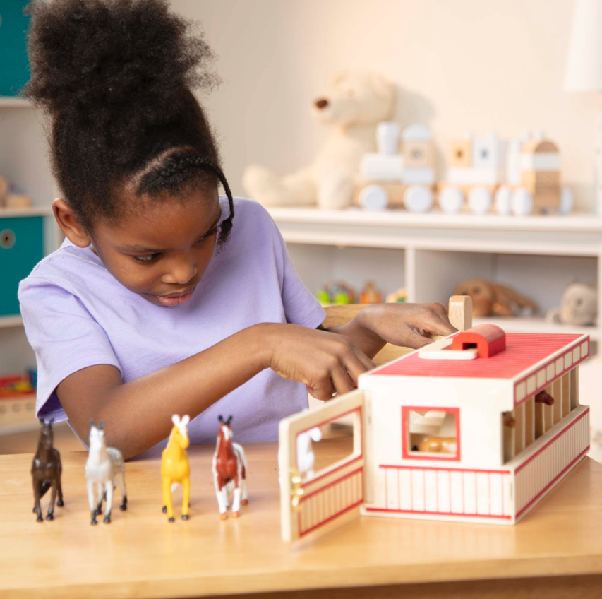 Take Along Show Horse Stable  Melissa and Doug   